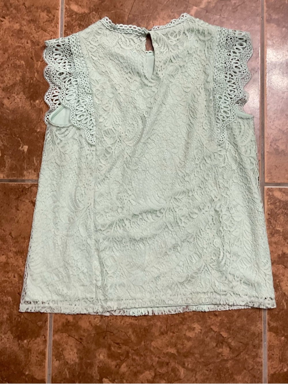 Cable & Gauge  Sleeveless Scallop Lace Top in Mint - Picture 6 of 6